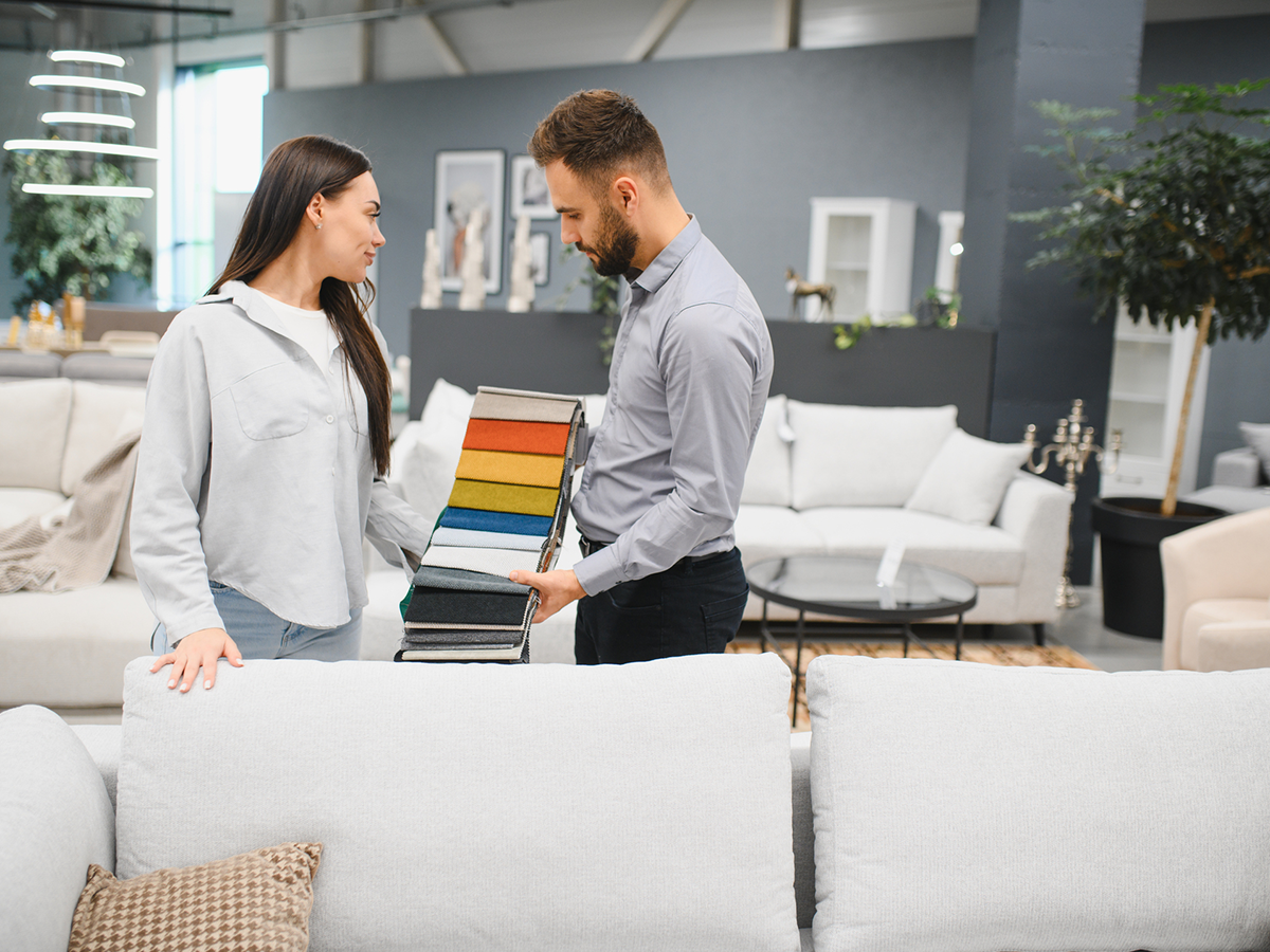 Couple préparant un projet d’aménagement intérieur avec des échantillons